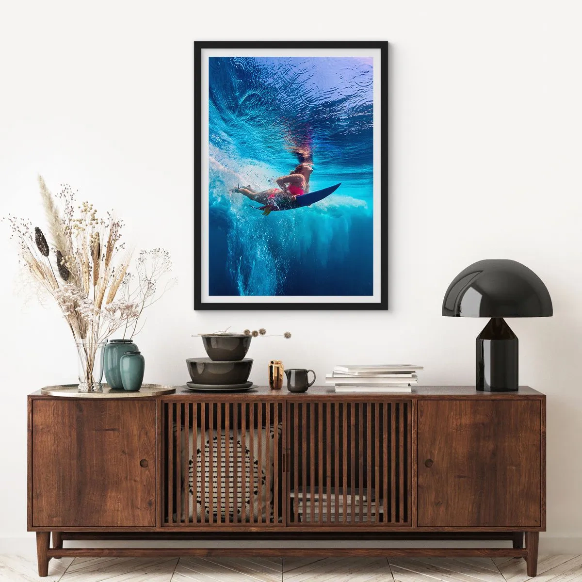 Pôster com moldura preta - Um surfista imerso nas profundezas turquesa do oceano - 50x70cm - Profundidade da alegria - Decoração de parede moderna para a sala de estar e quarto ARTTOR