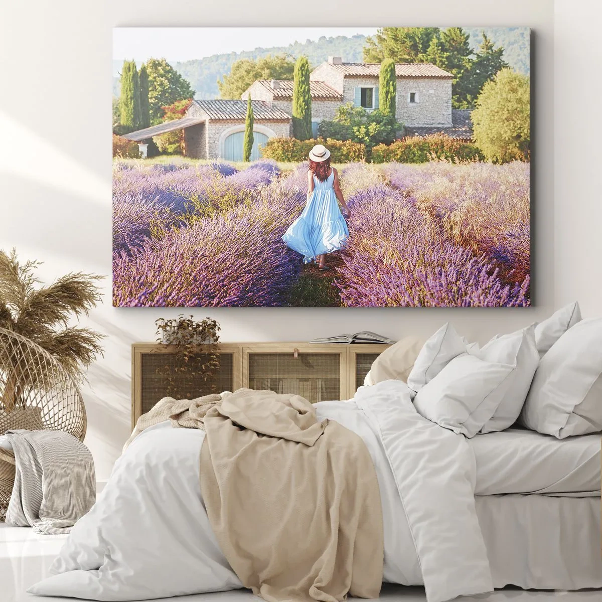 Quadro em tela - Uma mulher de vestido azul caminhando por um campo de lavanda com vista para uma casa. - 70x50cm - Menina Lavanda - Decoração de parede moderna para a sala de estar e quarto ARTTOR