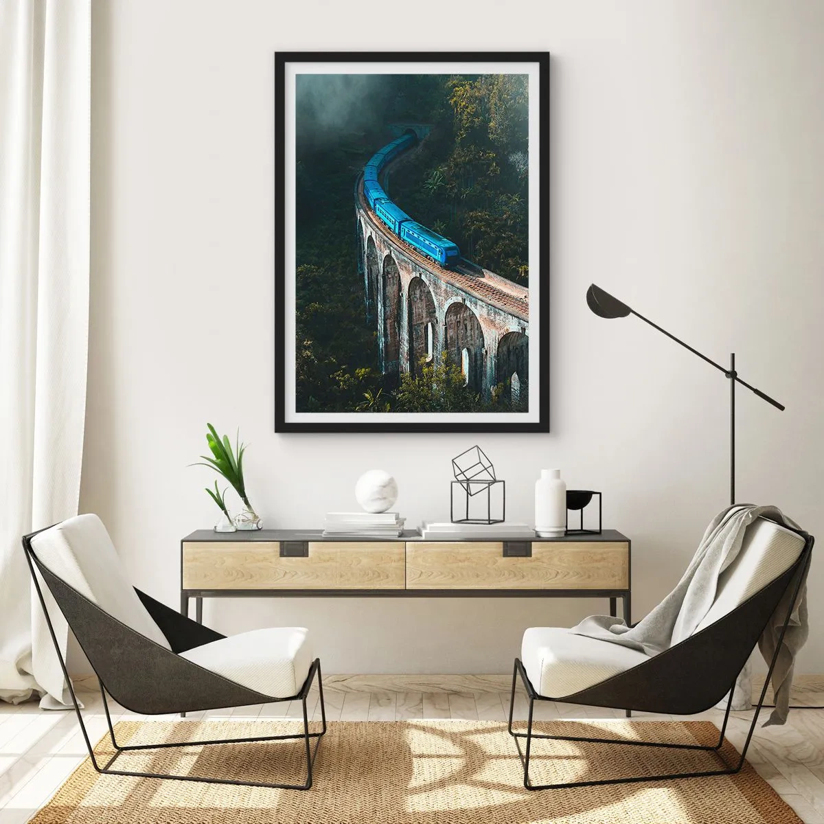 Pôster com moldura preta - Um trem azul passando por um viaduto pitoresco - 50x70cm - Comboio para a natureza - Decoração de parede moderna para a sala de estar e quarto ARTTOR