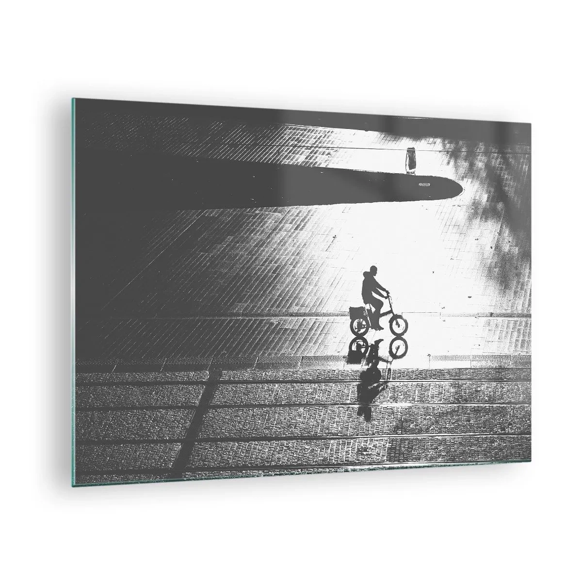 Quadro em vidro - Homem andando de bicicleta pela cidade, reflexo na água, foto em preto e branco - 70x50cm - Em frente, pela cidade - Decoração de parede moderna para a sala de estar e quarto ARTTOR
