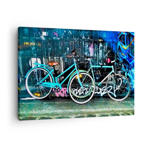 Quadro em tela - Duas bicicletas turquesas em um cenário de grafite urbano. - 70x50cm - A cidade chama - Decoração de parede moderna para a sala de estar e quarto ARTTOR
