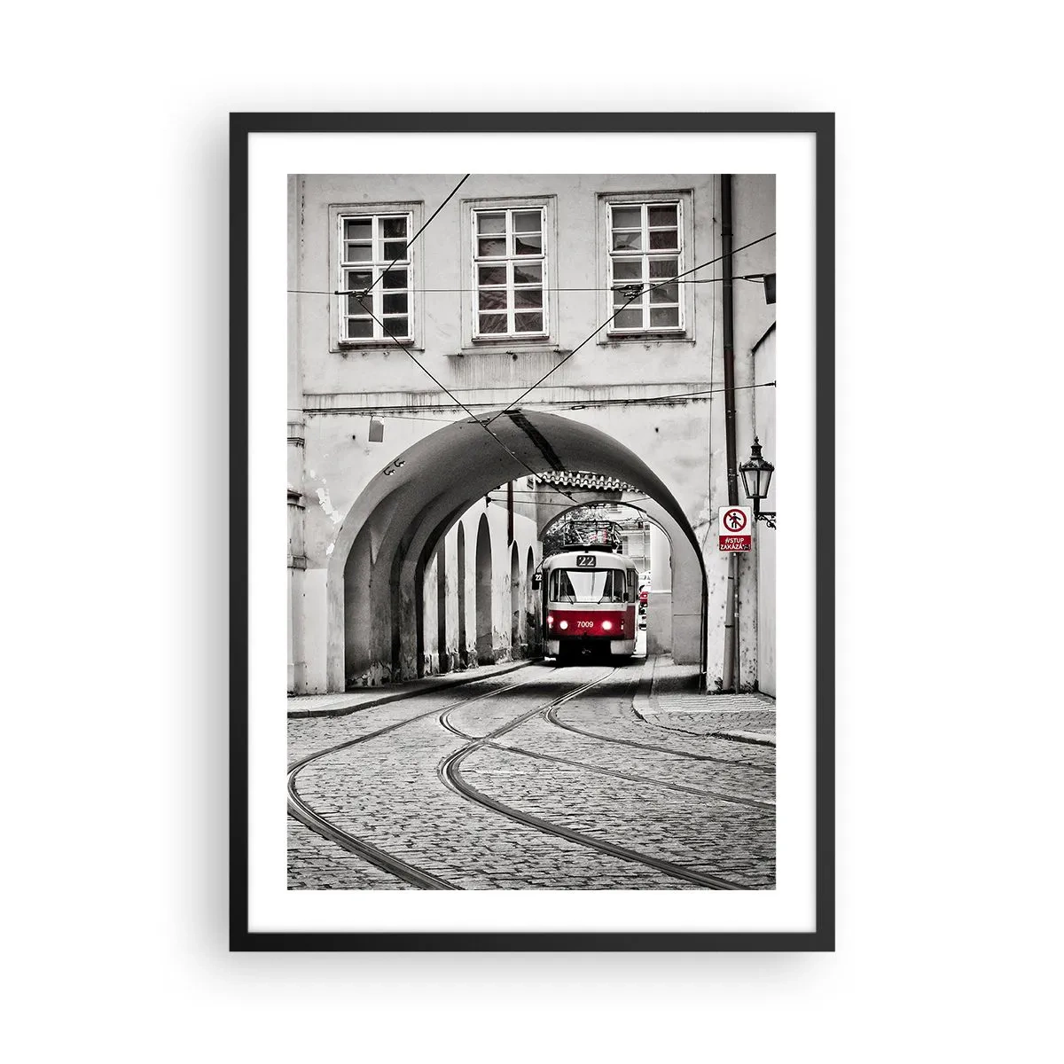 Pôster com moldura preta - Bonde vermelho em um cenário preto e branco - 50x70cm - Através do labirinto urbano - Decoração de parede moderna para a sala de estar e quarto ARTTOR