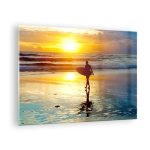Quadro em vidro - Um surfista caminhando na praia ao pôr do sol com sua prancha - 70x50cm - O Retorno do Guerreiro - Decoração de parede moderna para a sala de estar e quarto ARTTOR