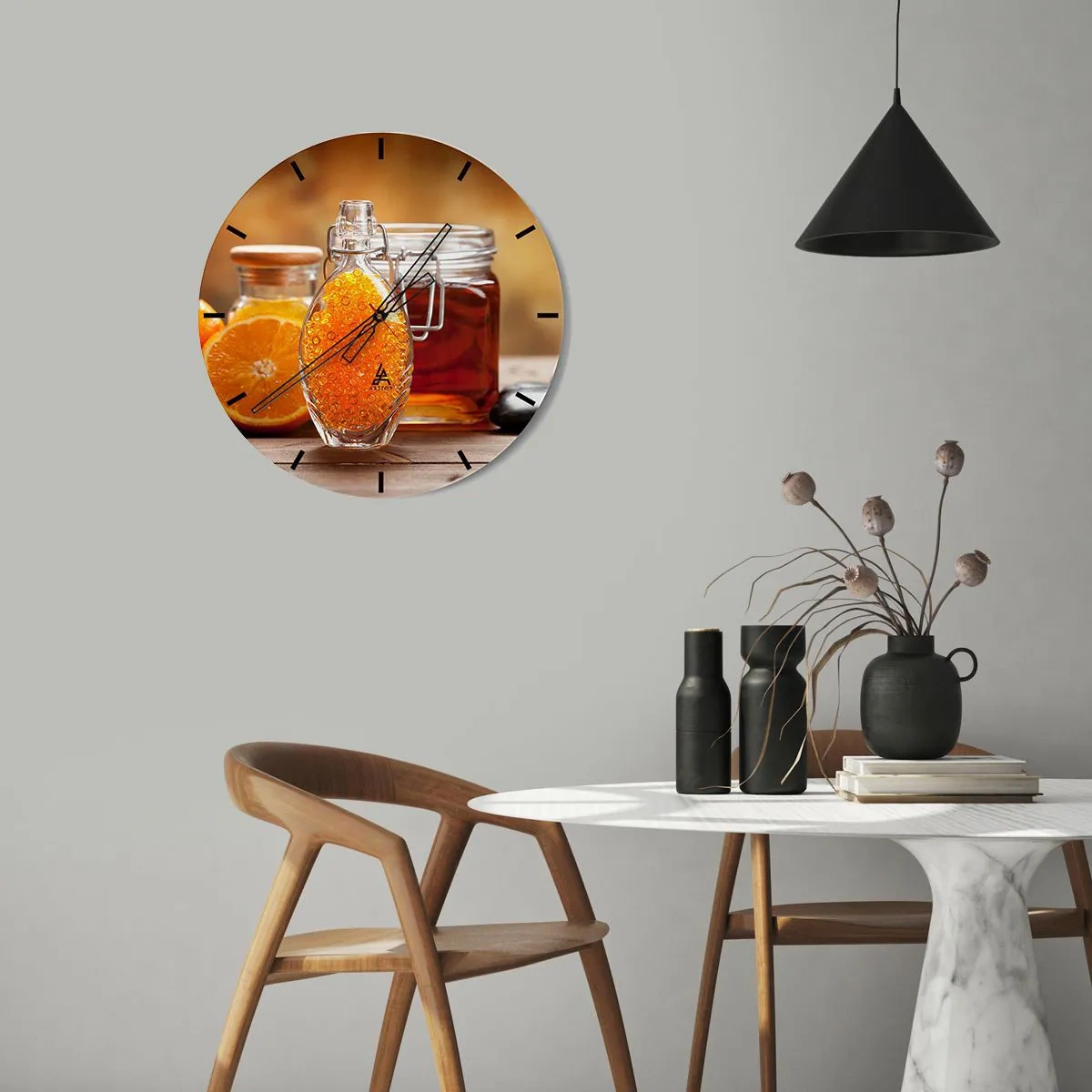 Relógio de parede - Relógio em vidro - Uma garrafa de mel com laranjas ao fundo sobre uma mesa de madeira - 30x30cm - Sabores e aromas ensolarados - Decoração de parede moderna para a sala de estar, cozinha e quarto ARTTOR