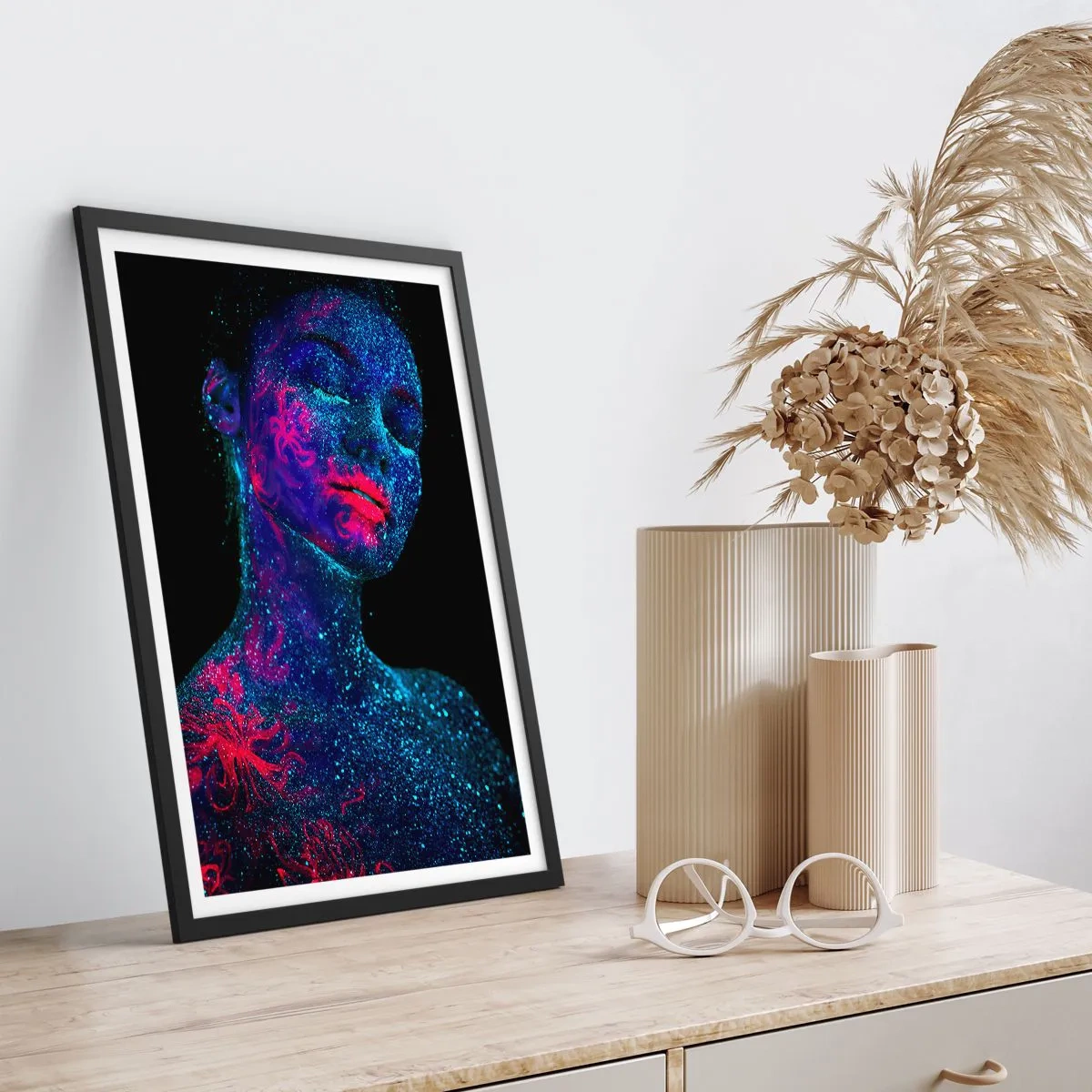 Pôster com moldura preta - Uma mulher coberta de pólen fluorescente sob luz UV. - 50x70cm - Na poeira estelar - Decoração de parede moderna para a sala de estar e quarto ARTTOR