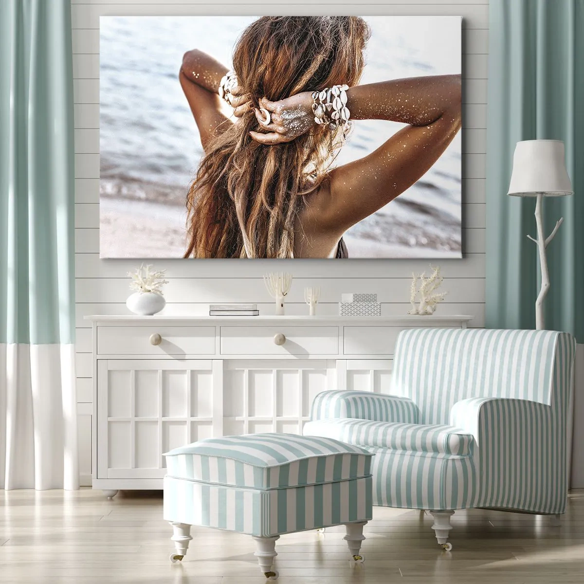 Quadro em tela - Uma mulher na praia com o cabelo esvoaçando ao sol - 70x50cm - Irmã da água e do sol - Decoração de parede moderna para a sala de estar e quarto ARTTOR