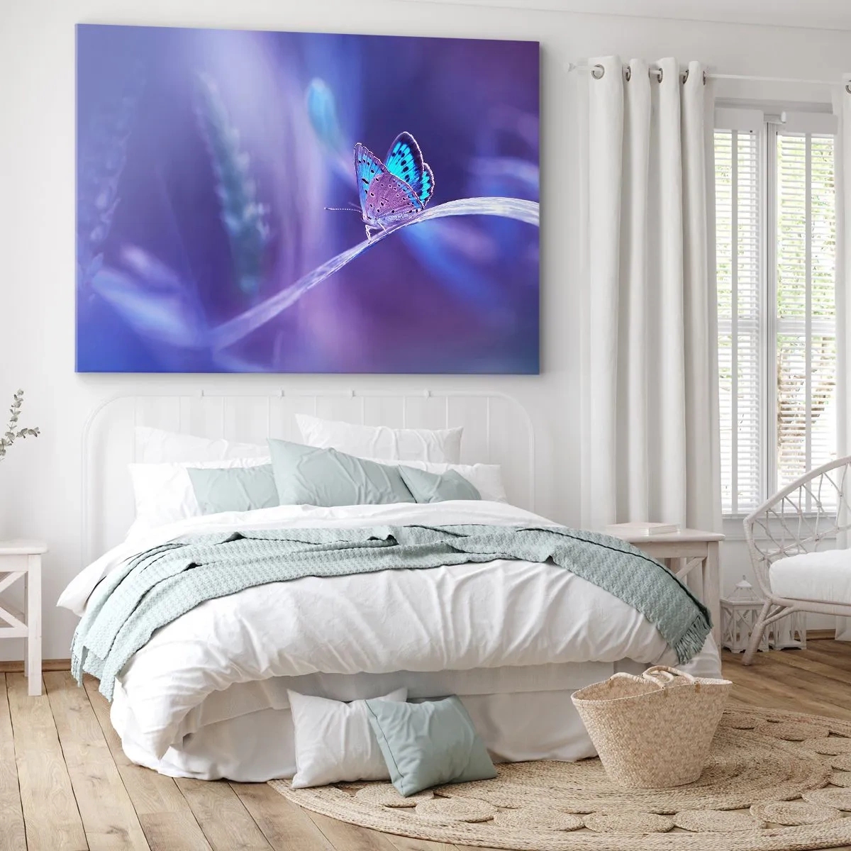 Quadro em tela - Uma delicada borboleta azul em um caule em luz roxa - 70x50cm - Uma joia da natureza - Decoração de parede moderna para a sala de estar e quarto ARTTOR