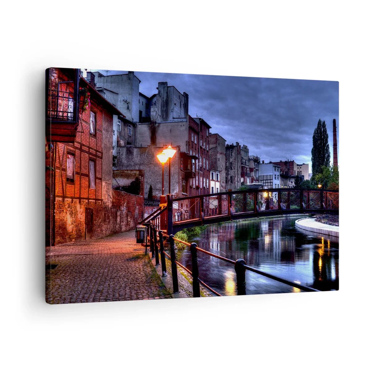 Quadro em tela - Vista noturna dos cortiços e da ponte sobre o canal - 70x50cm - A desconhecida Bydgoszcz - Decoração de parede moderna para a sala de estar e quarto ARTTOR