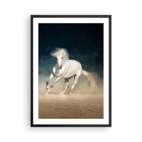 Pôster com moldura preta - Um cavalo branco galopando pelo chão arenoso - 50x70cm - Liberdade em seu estado puro - Decoração de parede moderna para a sala de estar e quarto ARTTOR