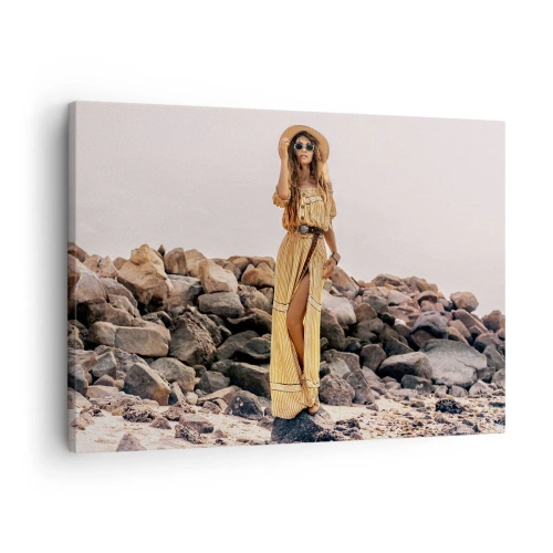 Quadro em tela - Uma mulher no estilo boho contra um fundo de praia rochosa - 70x50cm - A magia das pedras - Decoração de parede moderna para a sala de estar e quarto ARTTOR